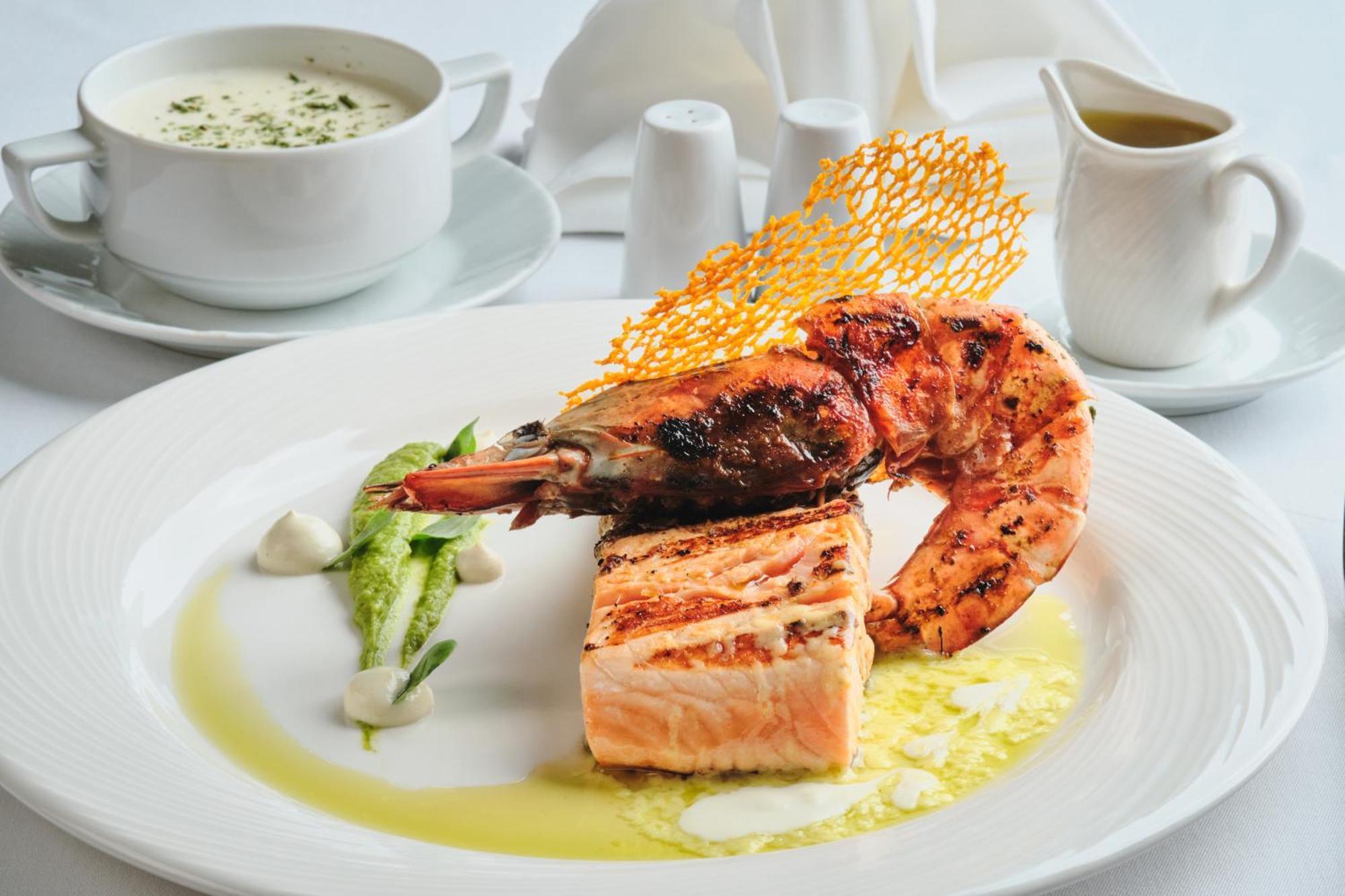 מכה Anjum Makkah Hotel מראה חיצוני תמונה A lobster and salmon dish